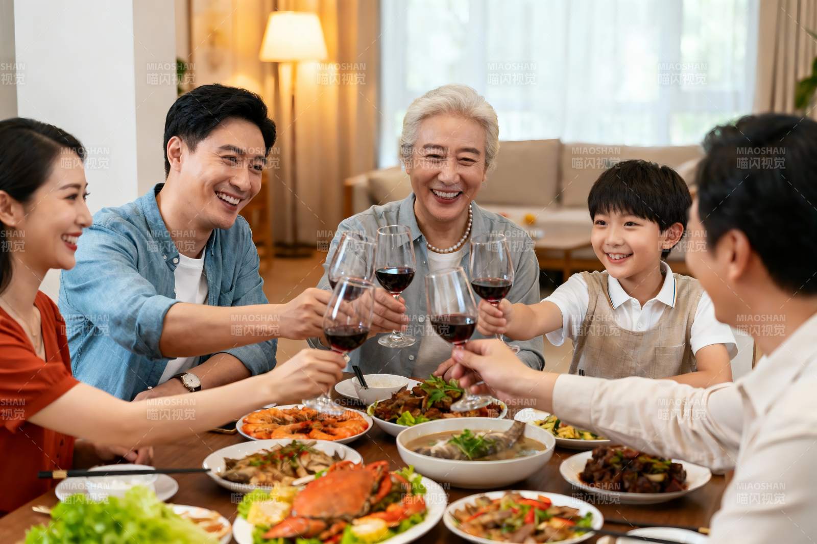 家庭聚餐欢庆时刻图片