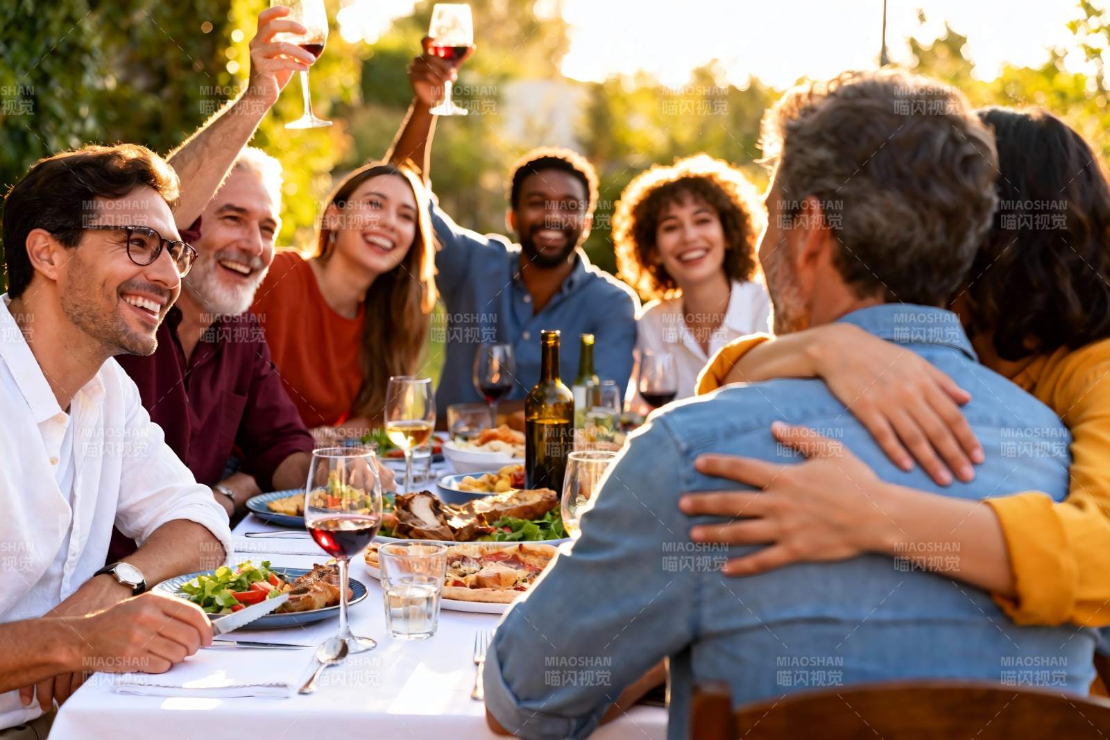 朋友聚餐欢庆举杯图片