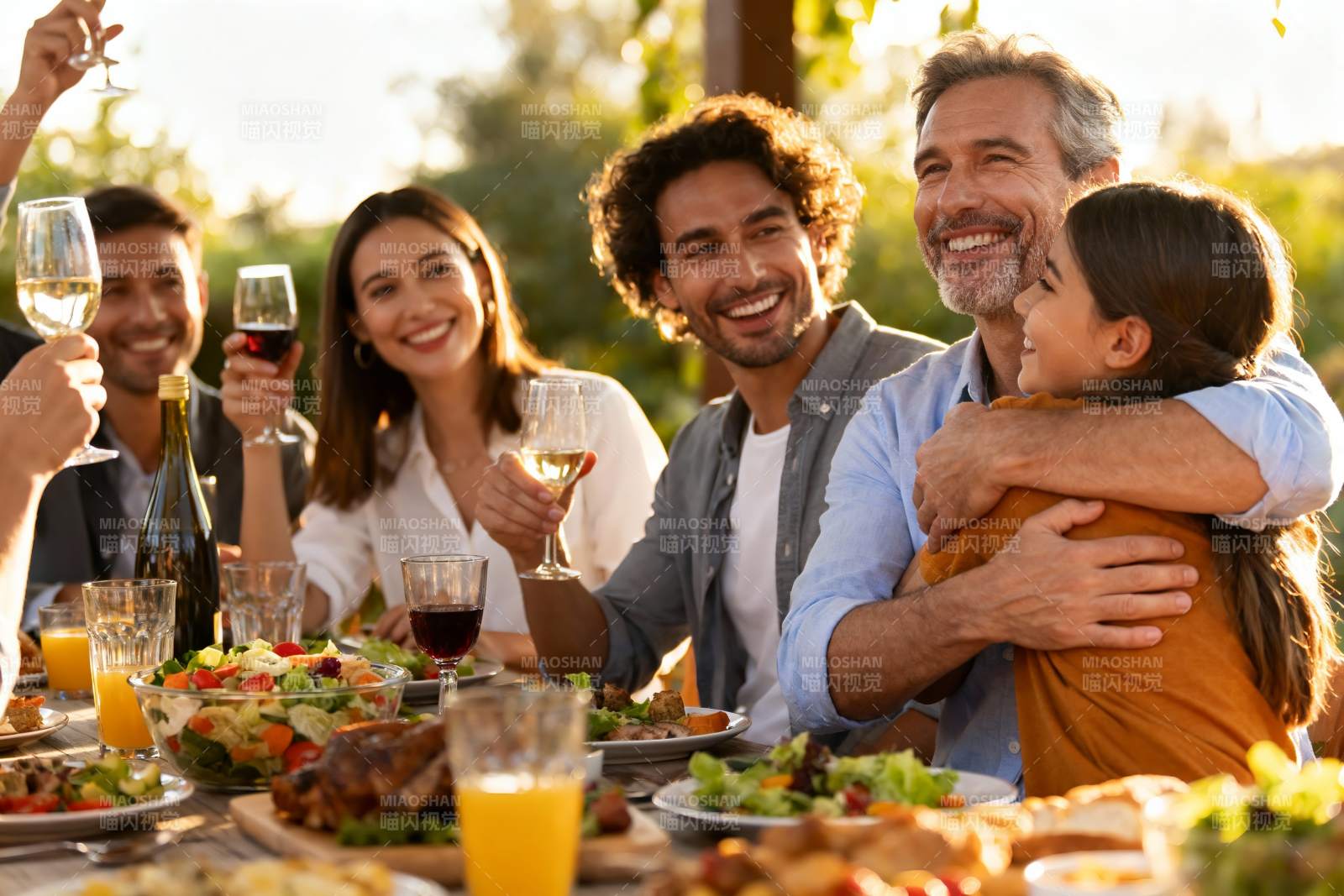 户外聚餐欢庆时刻图片
