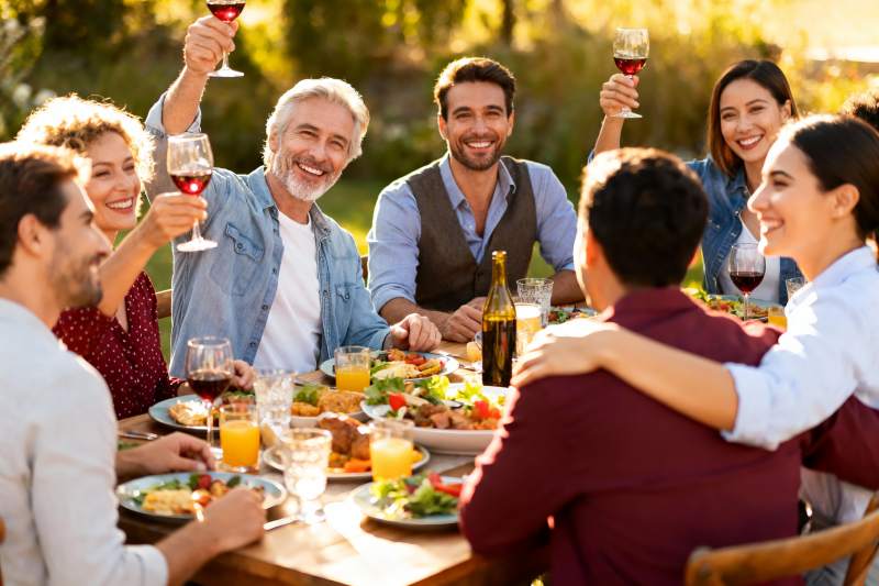 户外聚餐欢庆时刻图片