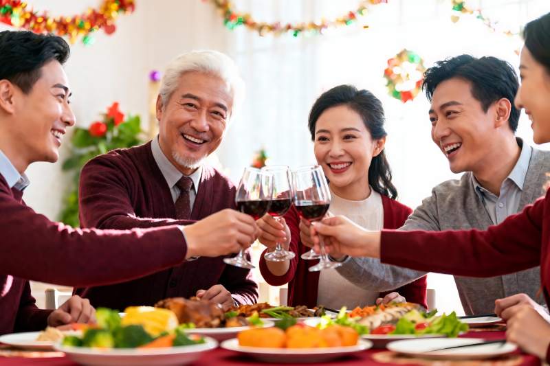 家人聚餐举杯欢庆图片