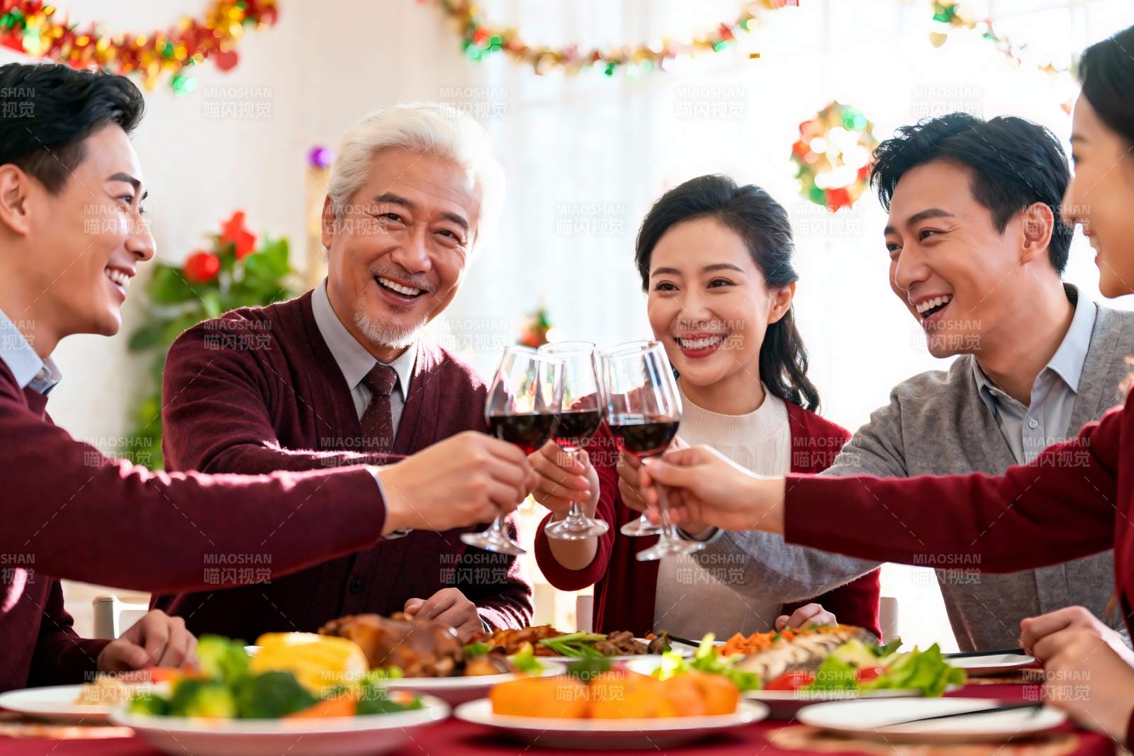 家人聚餐举杯欢庆图片