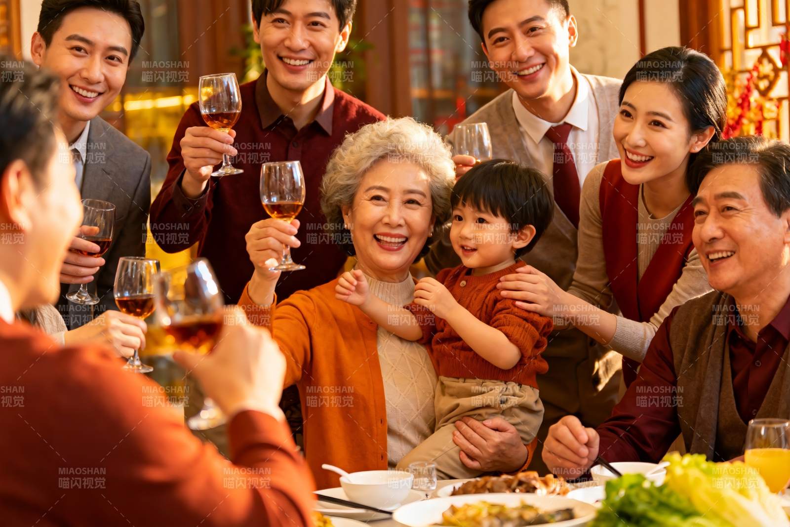 家庭聚餐举杯欢庆图片