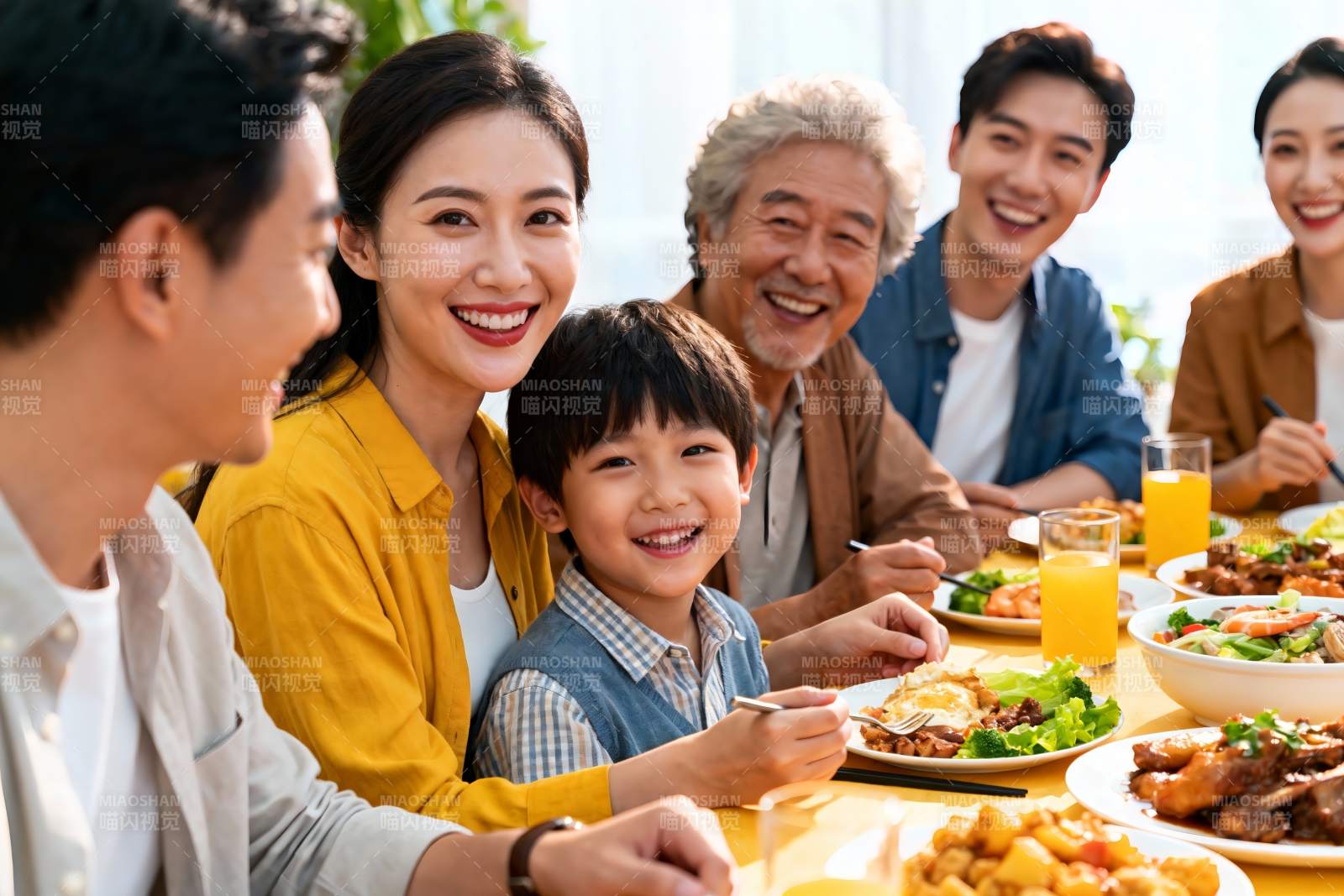 三代同堂家庭聚餐其乐融融图片