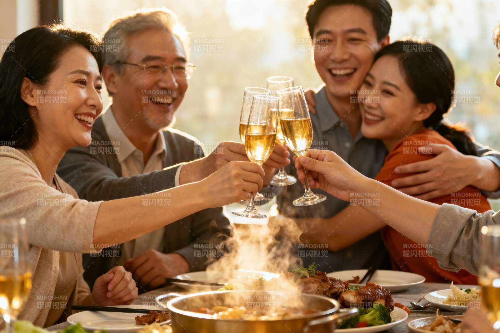 家庭聚餐举杯欢庆图片