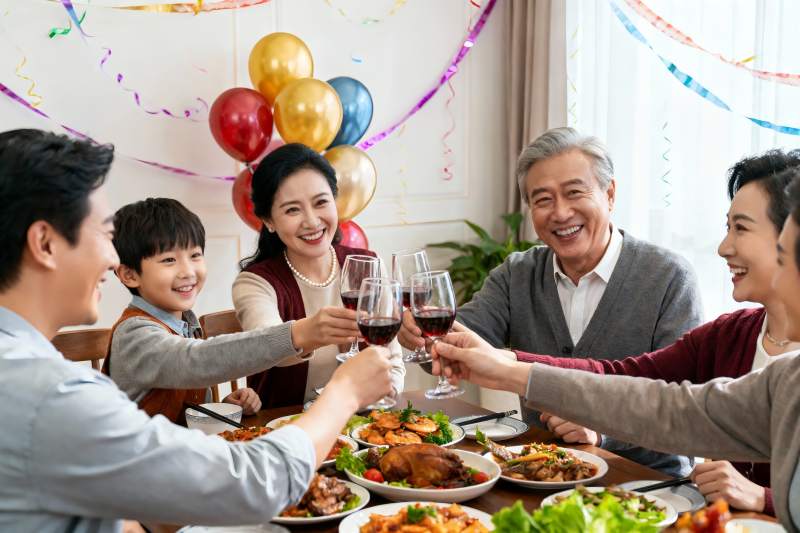 家庭聚餐欢庆举杯图片