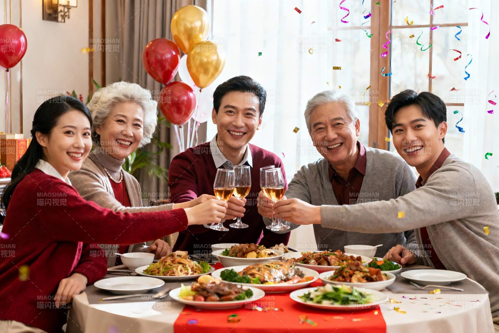 家庭聚餐欢庆时刻图片