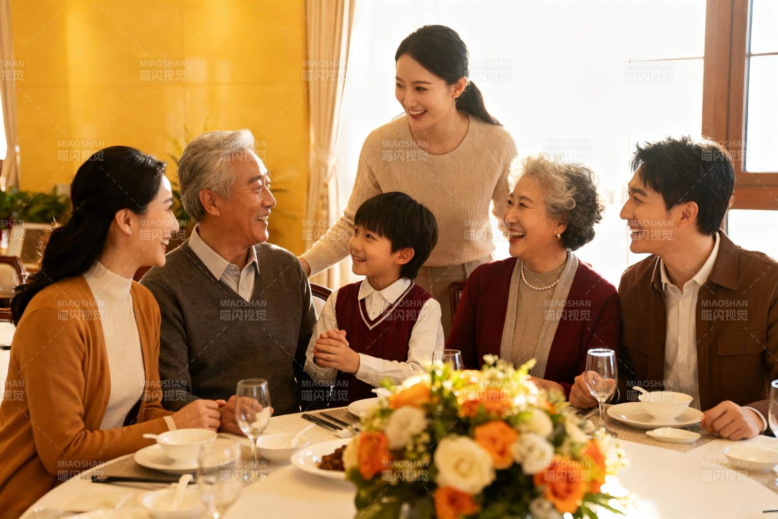 三代同堂家庭聚餐温馨场景图片