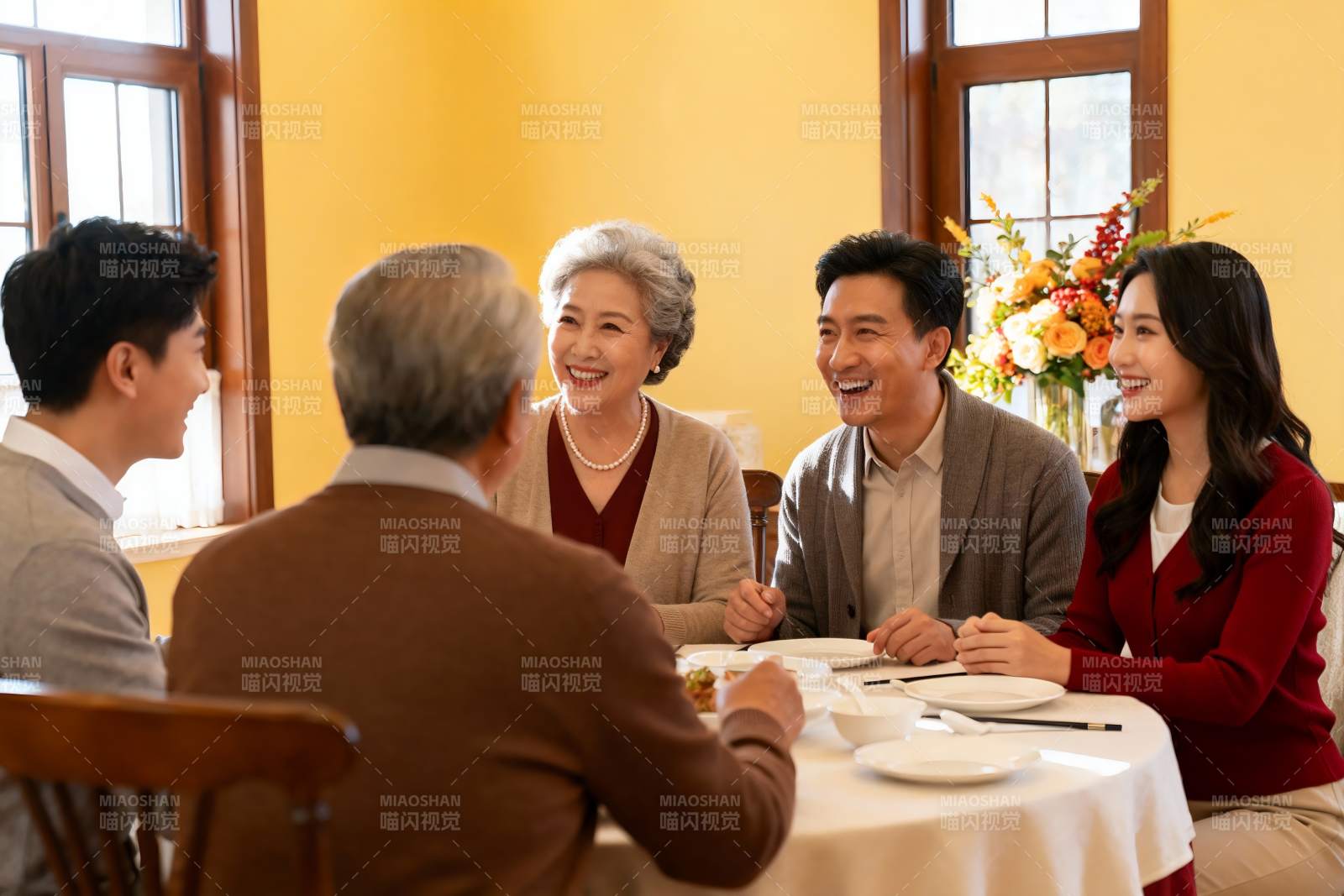 家庭聚餐温馨场景图片