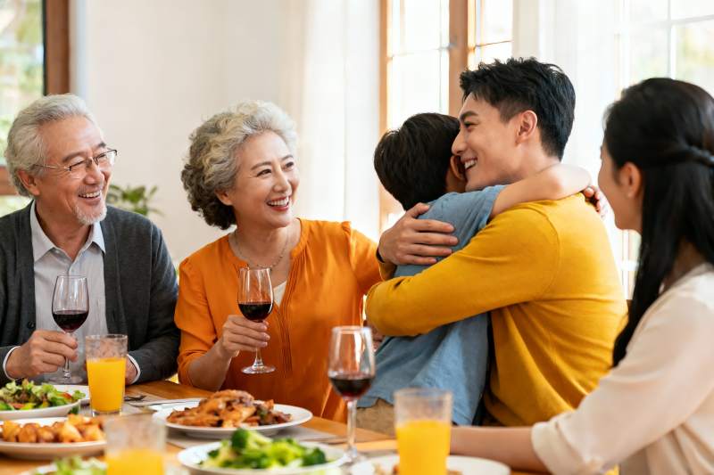 家庭聚餐温馨拥抱图片
