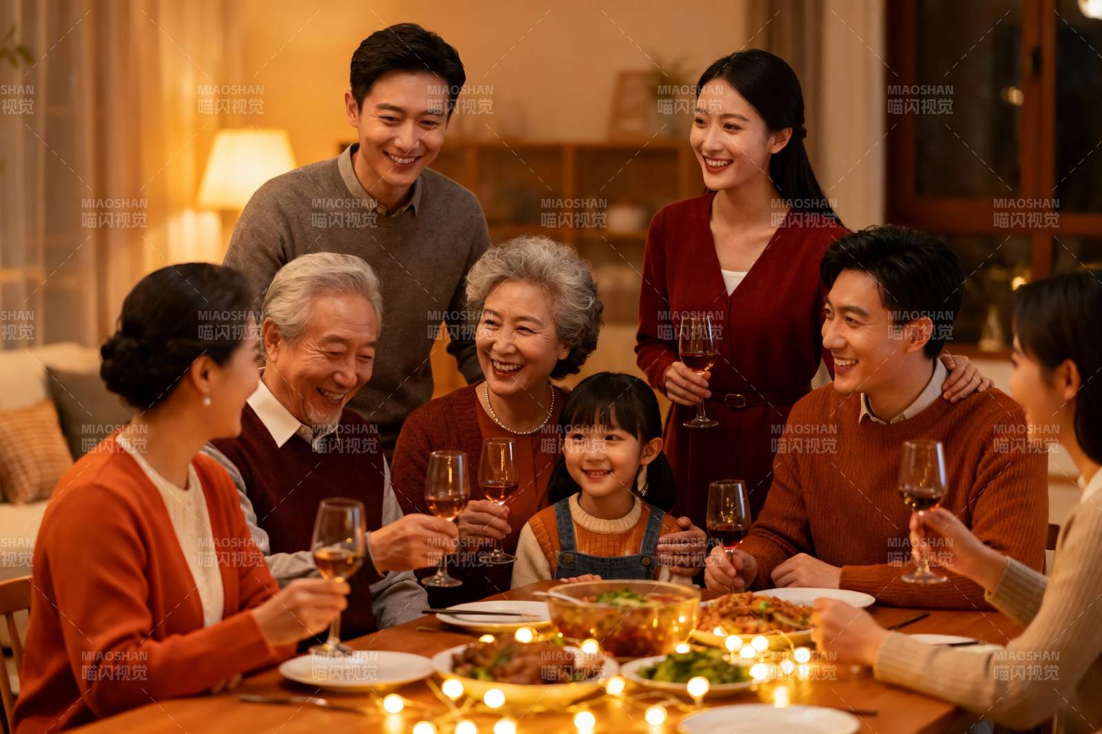 温馨家庭聚餐其乐融融图片