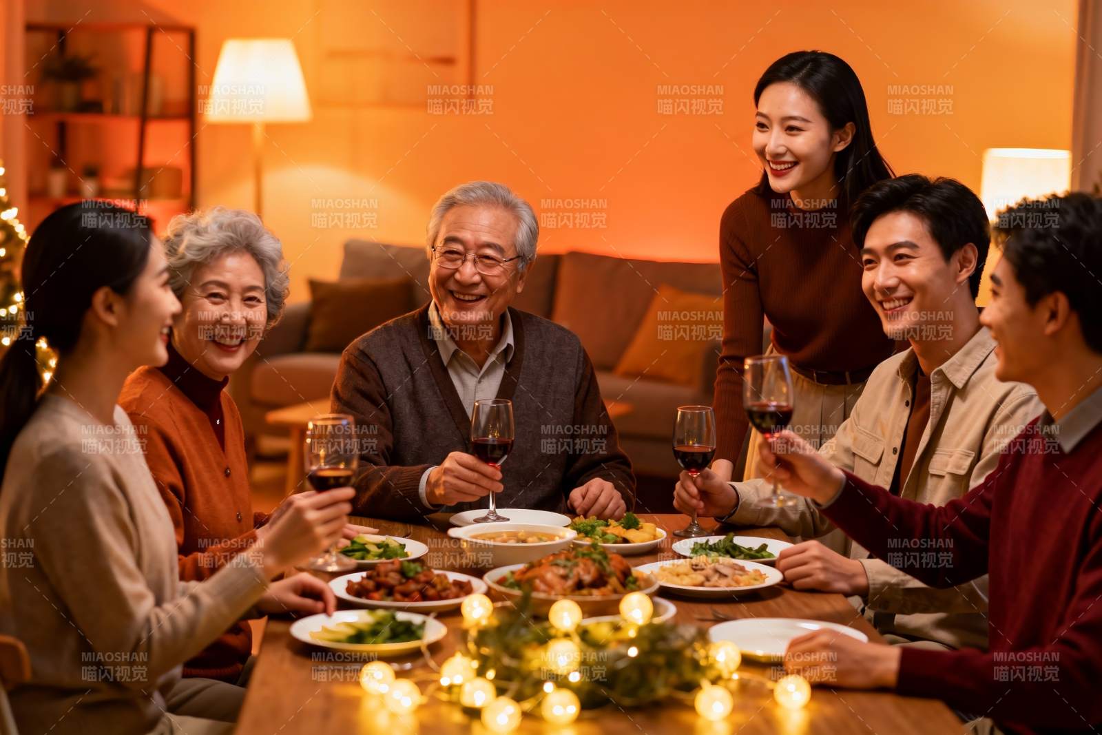 温馨家庭聚餐欢庆时刻图片