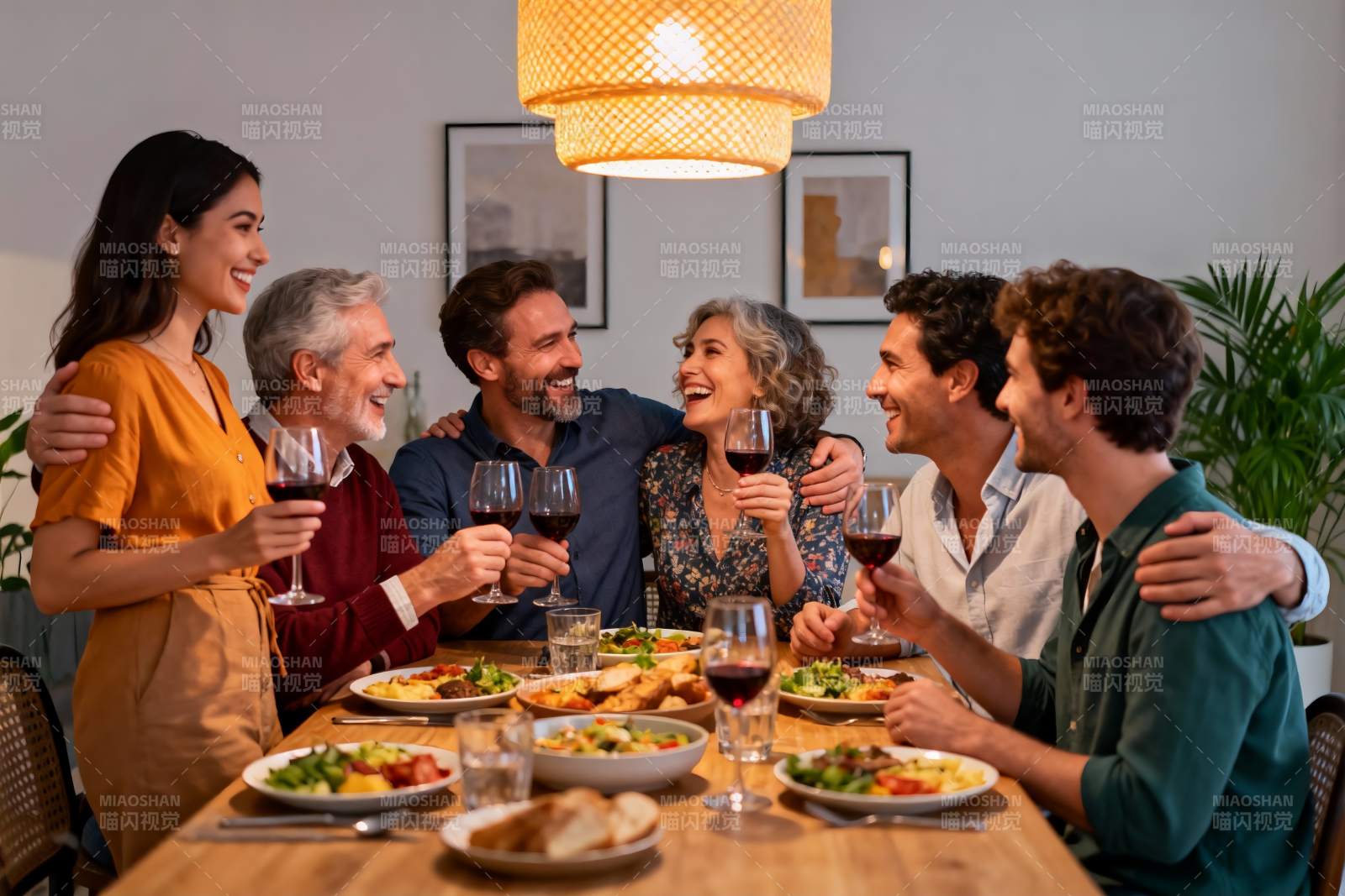 家庭聚餐欢笑共享美食时光图片