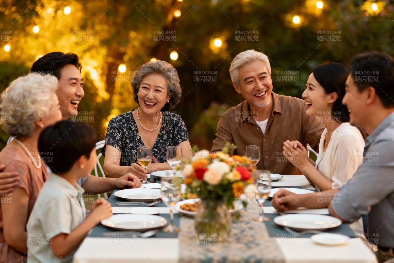三代同堂户外聚餐其乐融融图片