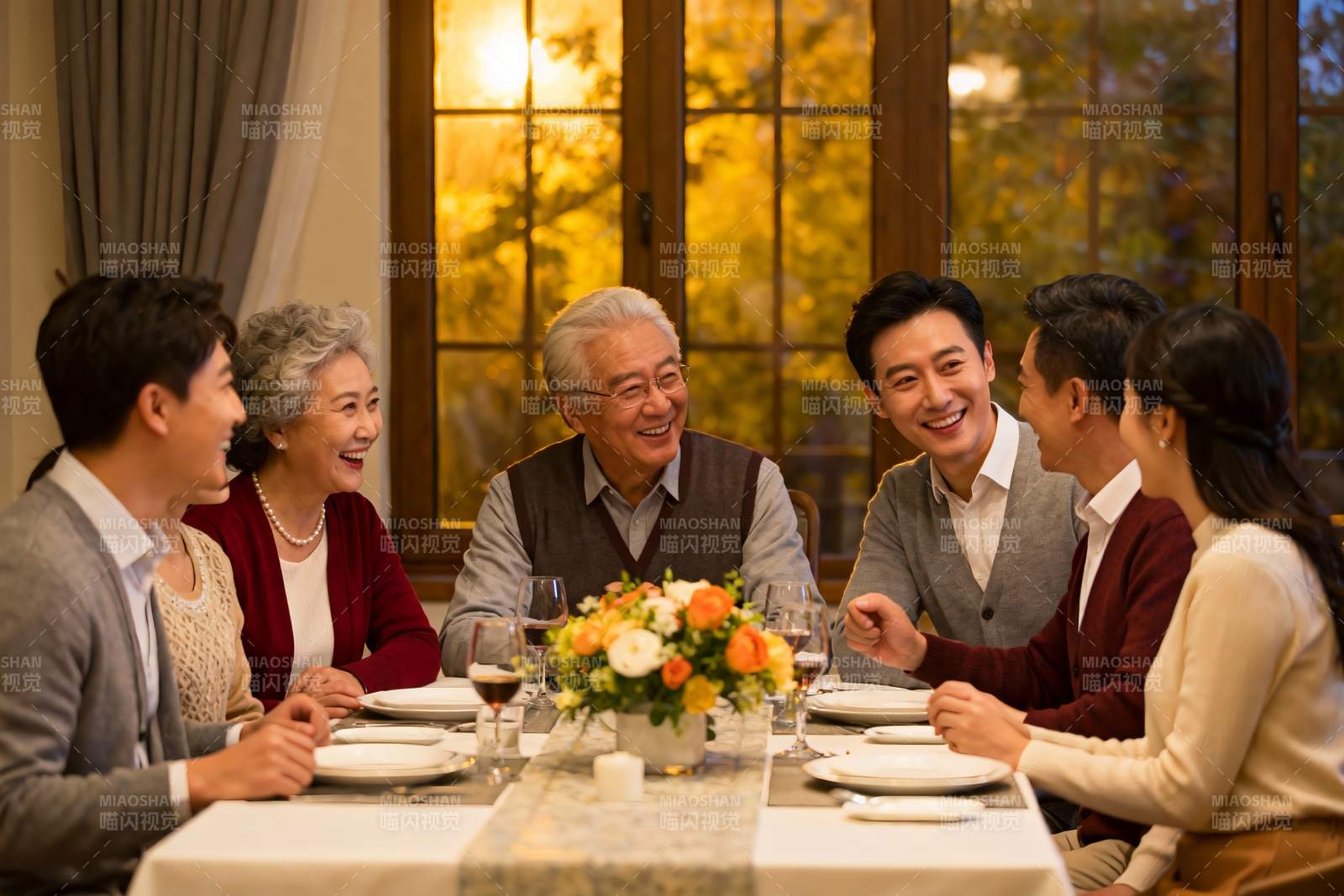 家庭聚餐温馨场景图片