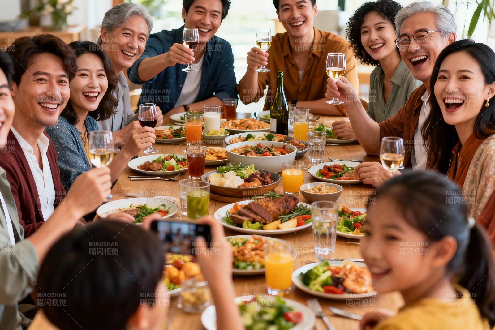家庭聚餐欢庆时刻图片