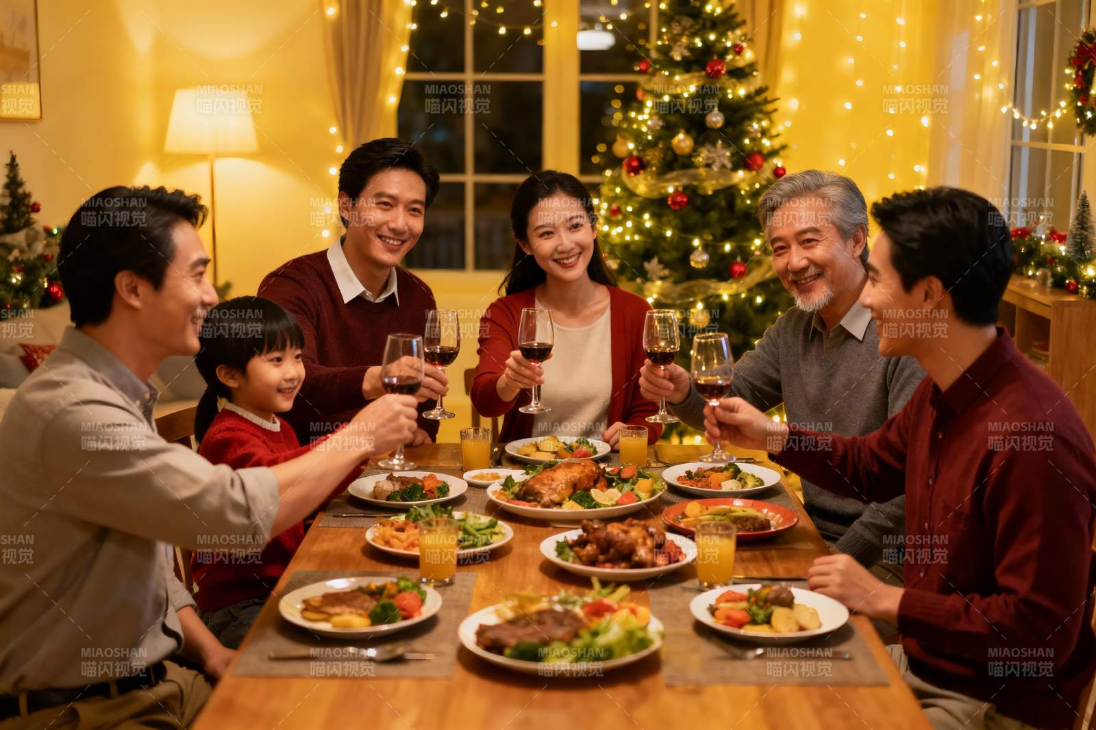 圣诞家庭聚餐温馨举杯图片