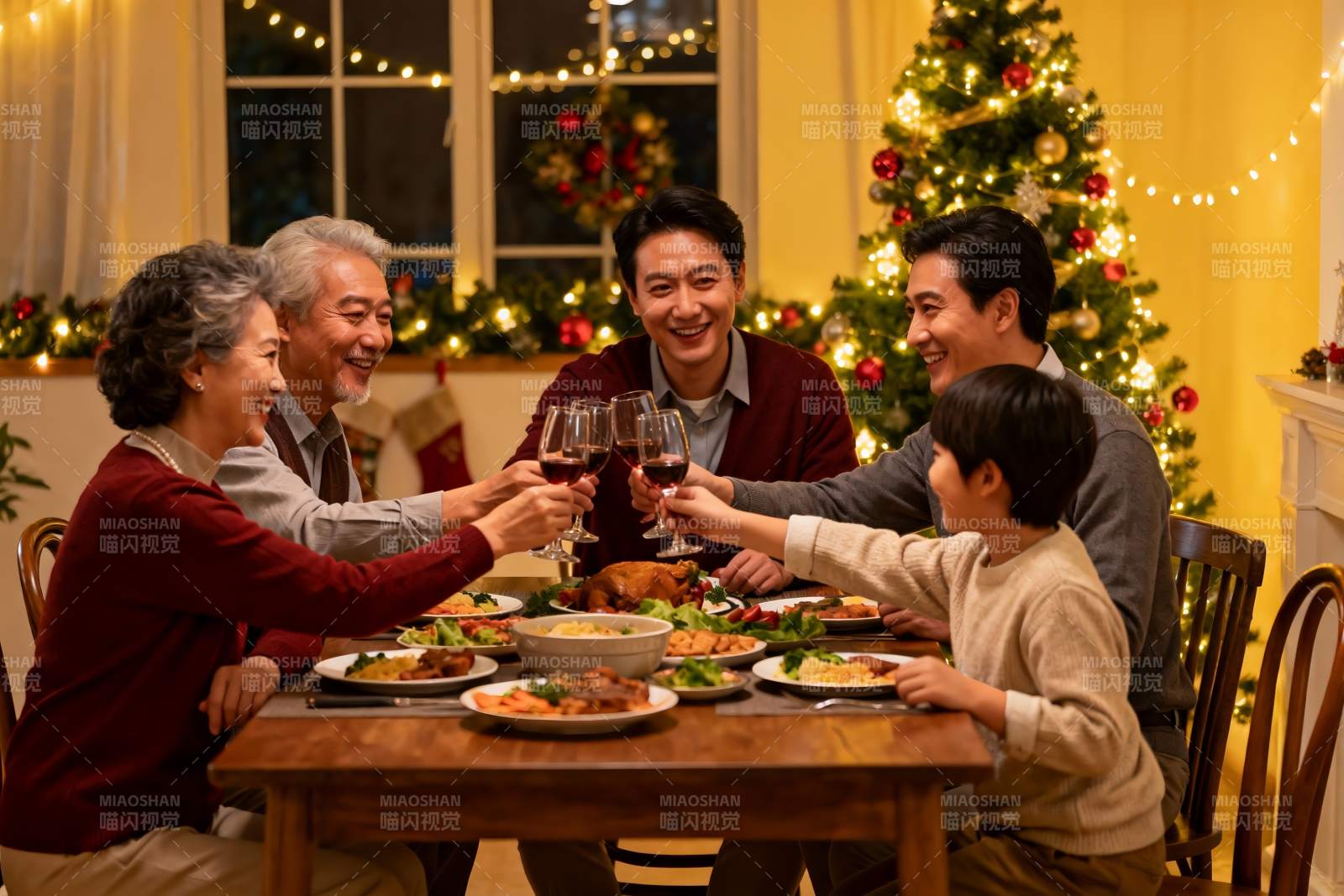 圣诞家庭聚餐举杯欢庆图片