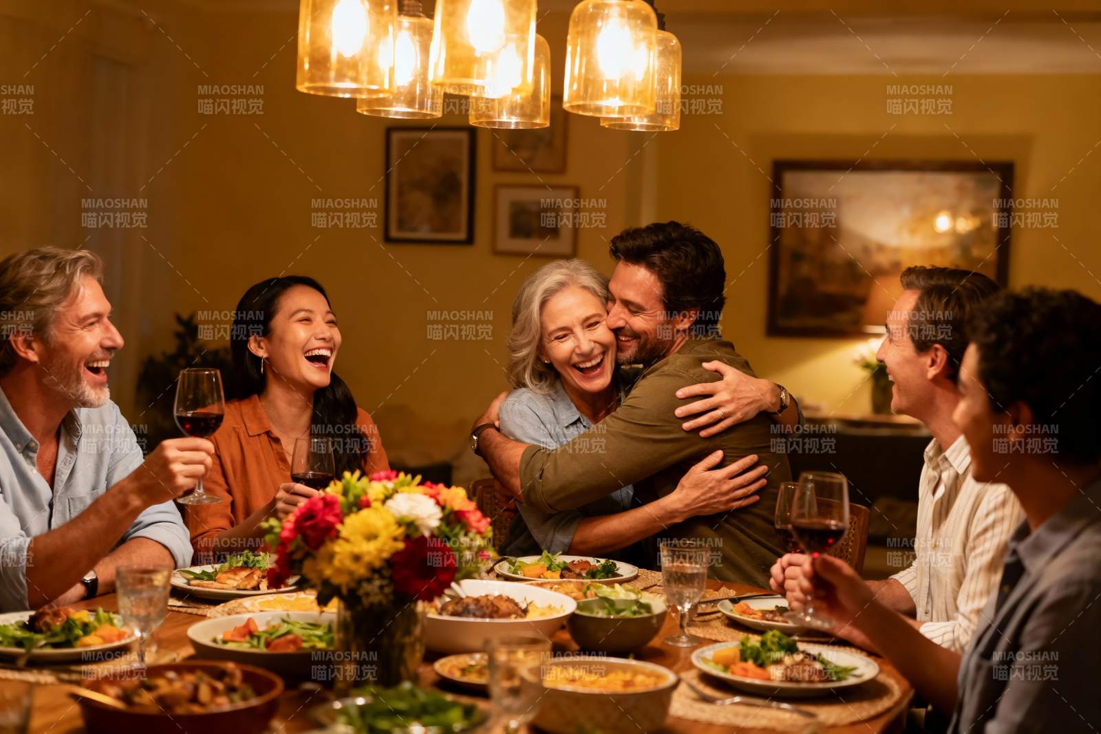 家庭聚餐欢笑拥抱温馨场景图片