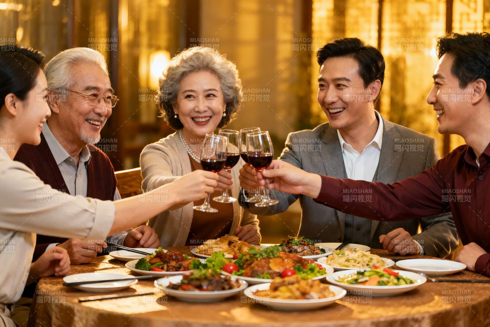 家庭聚餐欢庆时刻图片