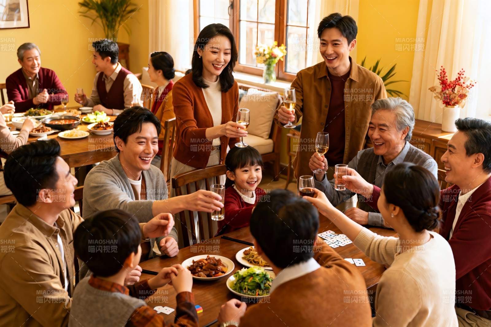 家庭聚餐欢庆时刻图片