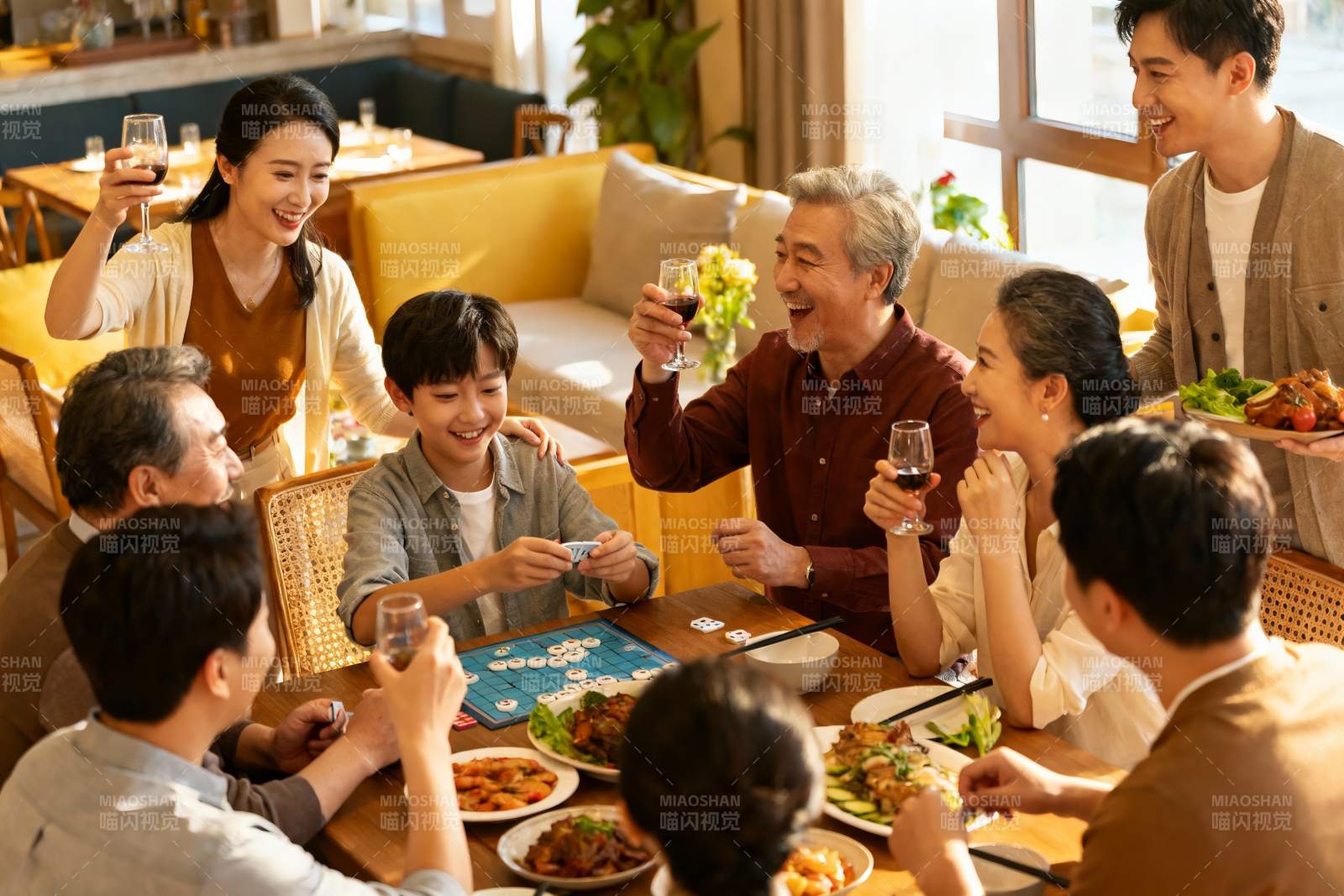 家庭聚餐欢庆时刻图片