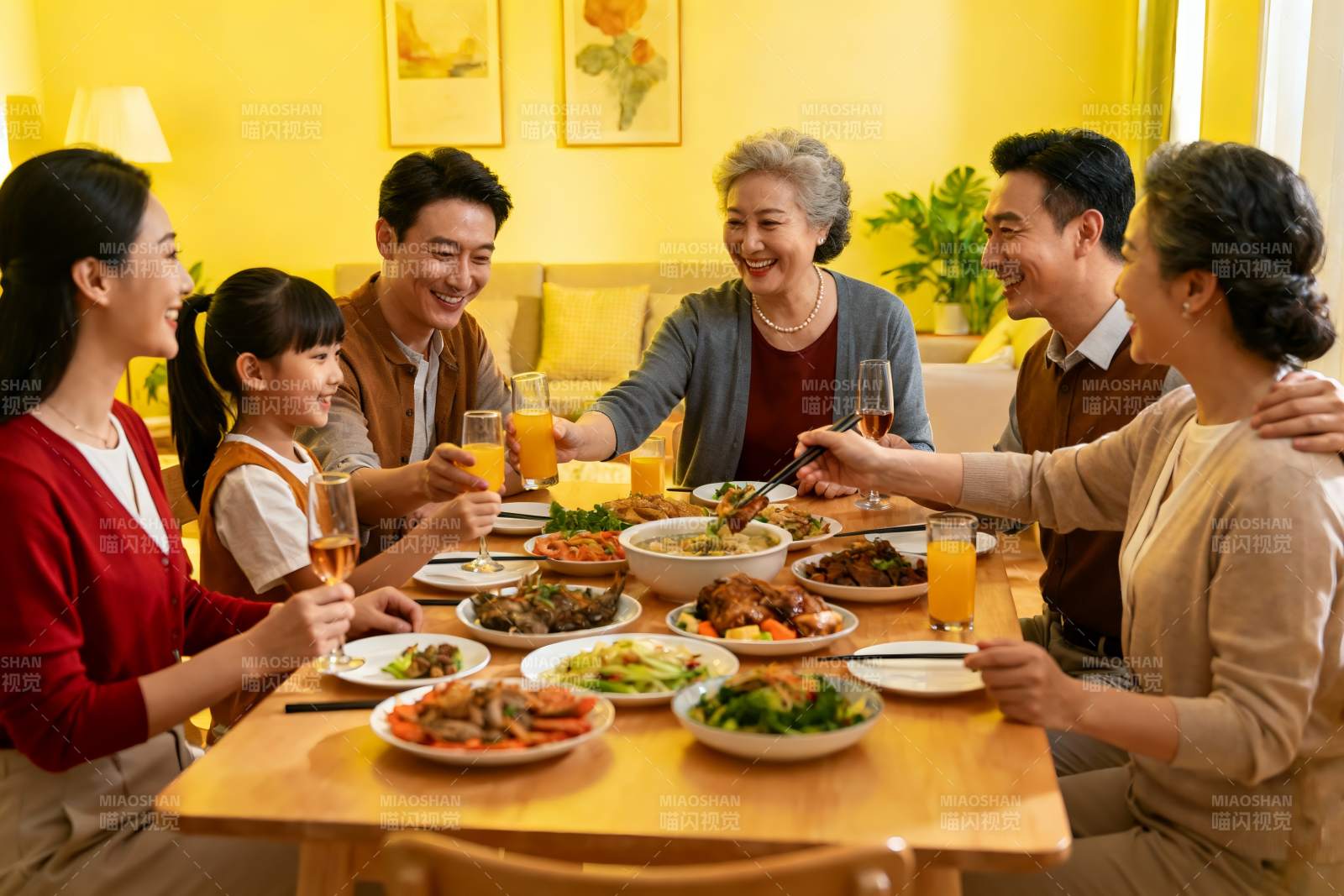 三代同堂家庭聚餐其乐融融图片
