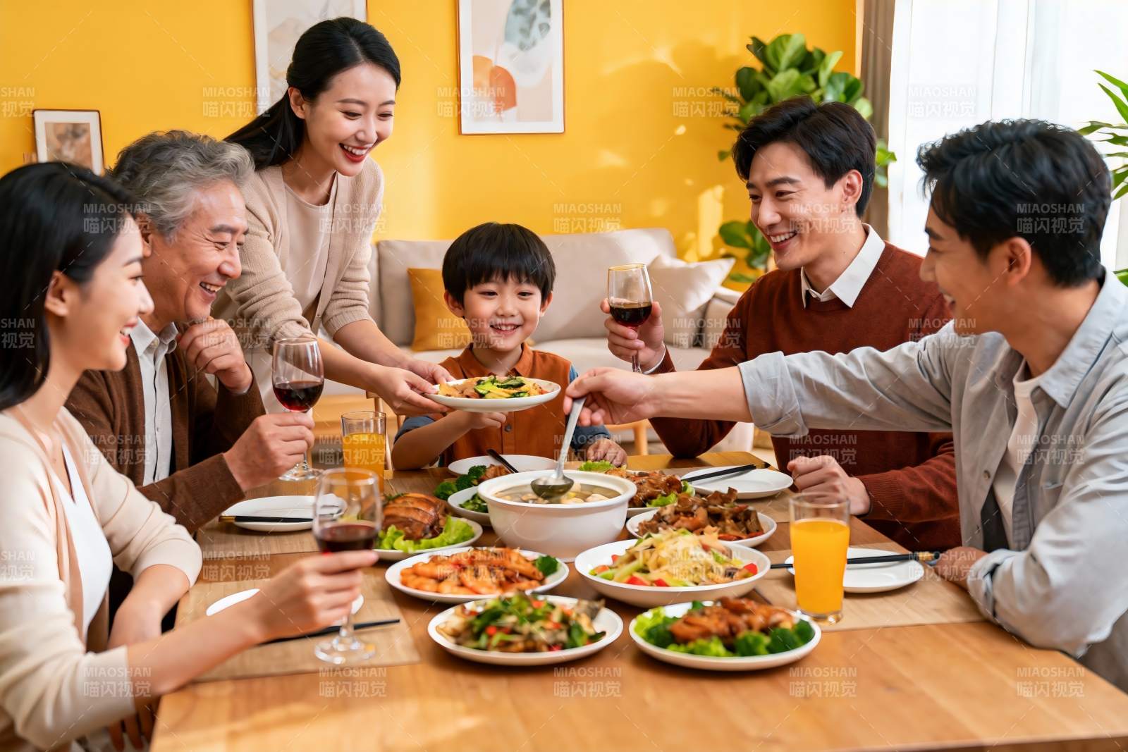 家人聚餐其乐融融图片