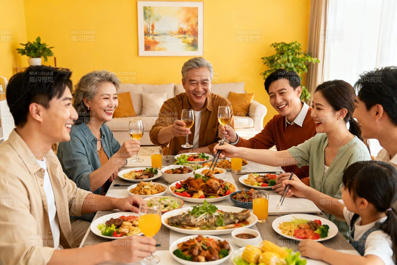 三代同堂家庭聚餐其乐融融图片