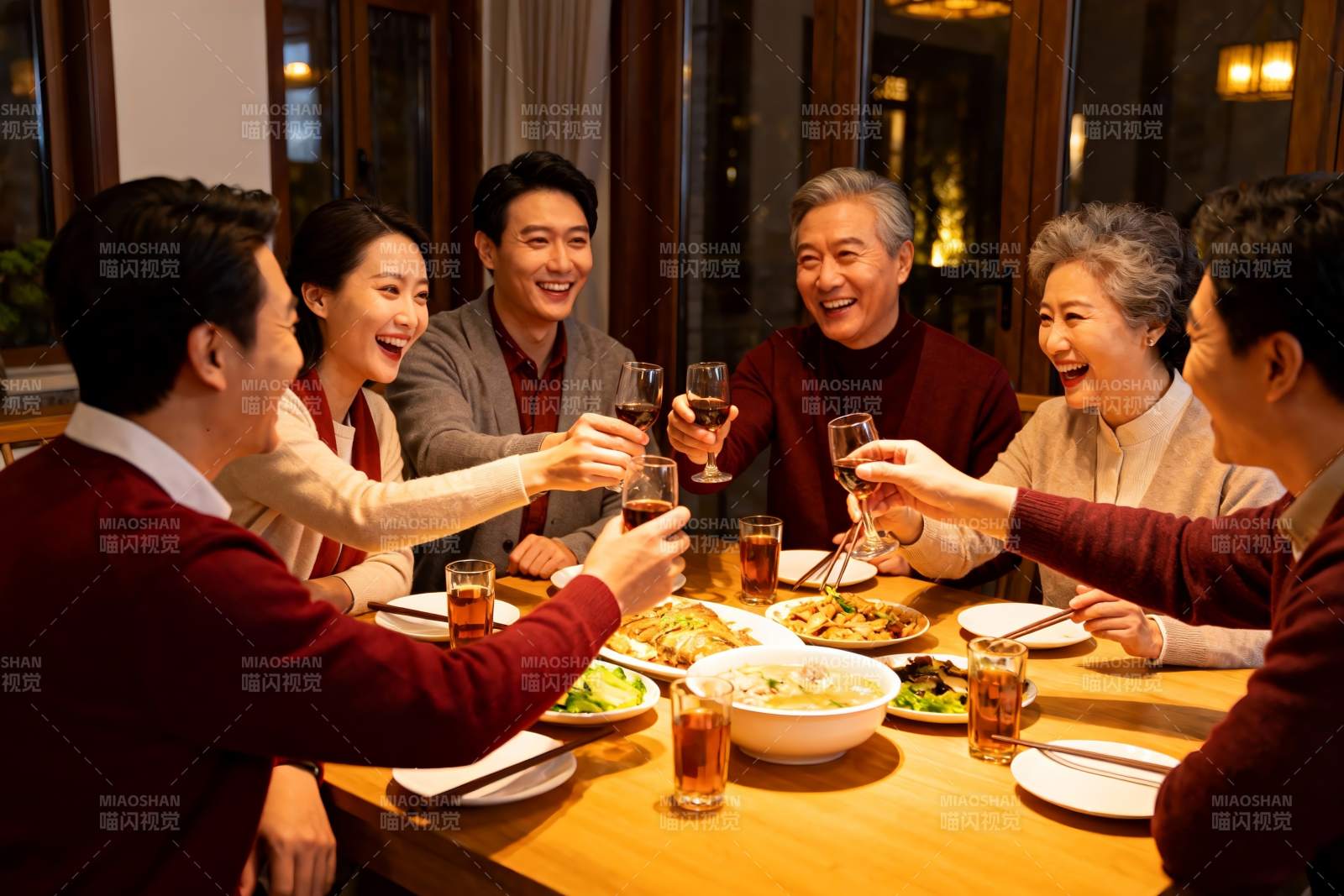 家庭聚餐欢庆时刻图片