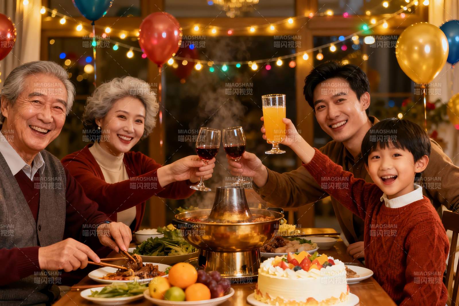 家庭聚餐欢庆时刻图片