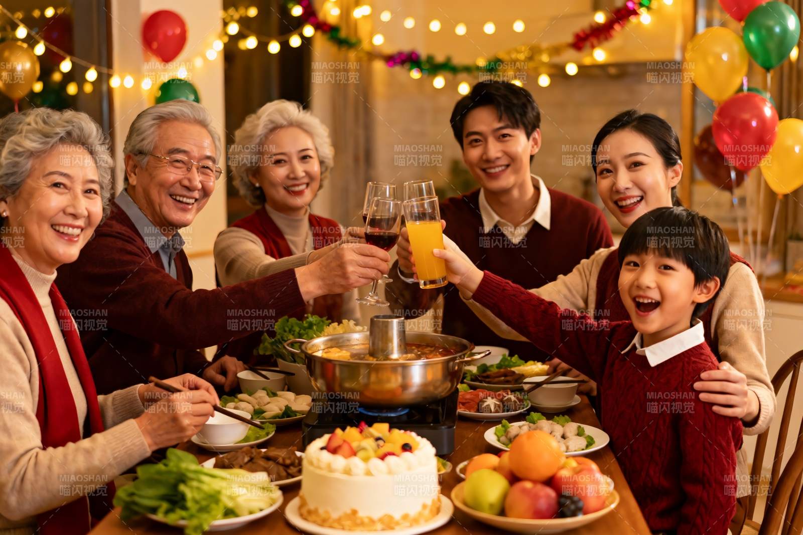 家庭聚餐欢庆节日温馨场景图片