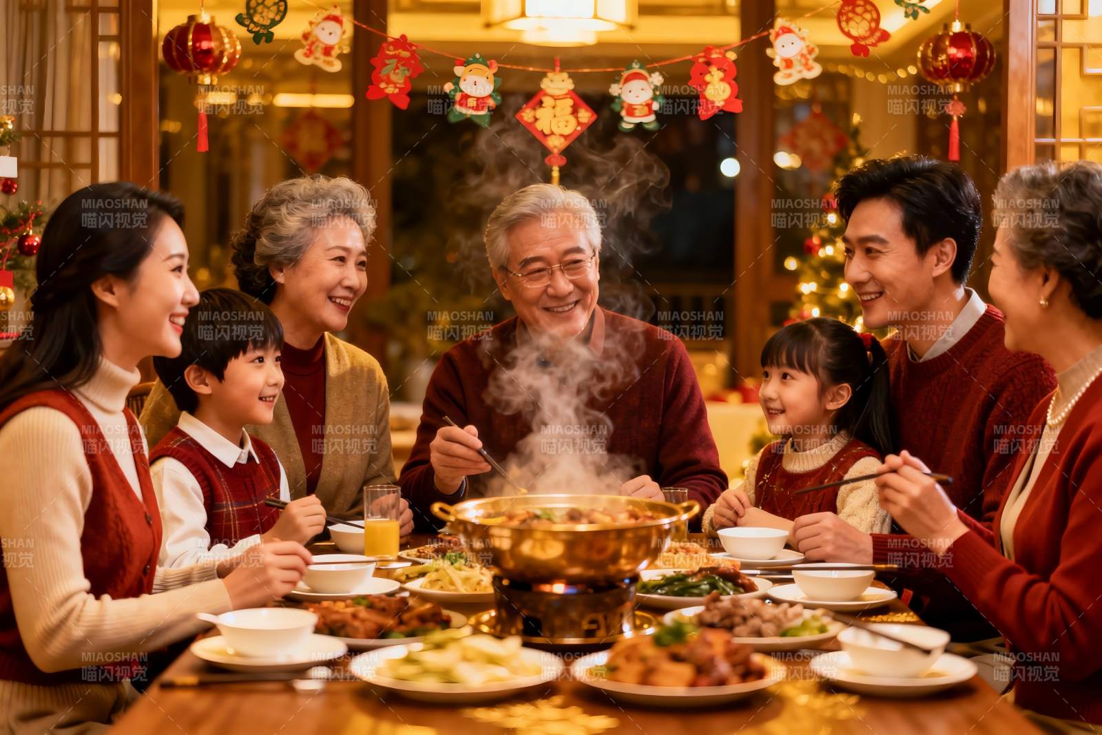 家庭围坐火锅聚餐其乐融融图片