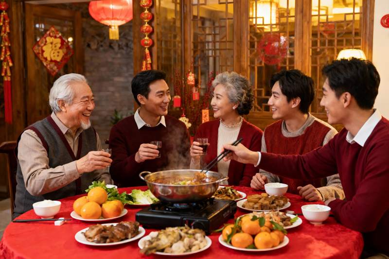 家庭聚餐欢庆团圆图片