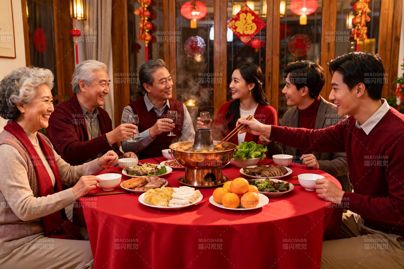 家庭聚餐欢庆团圆饭图片