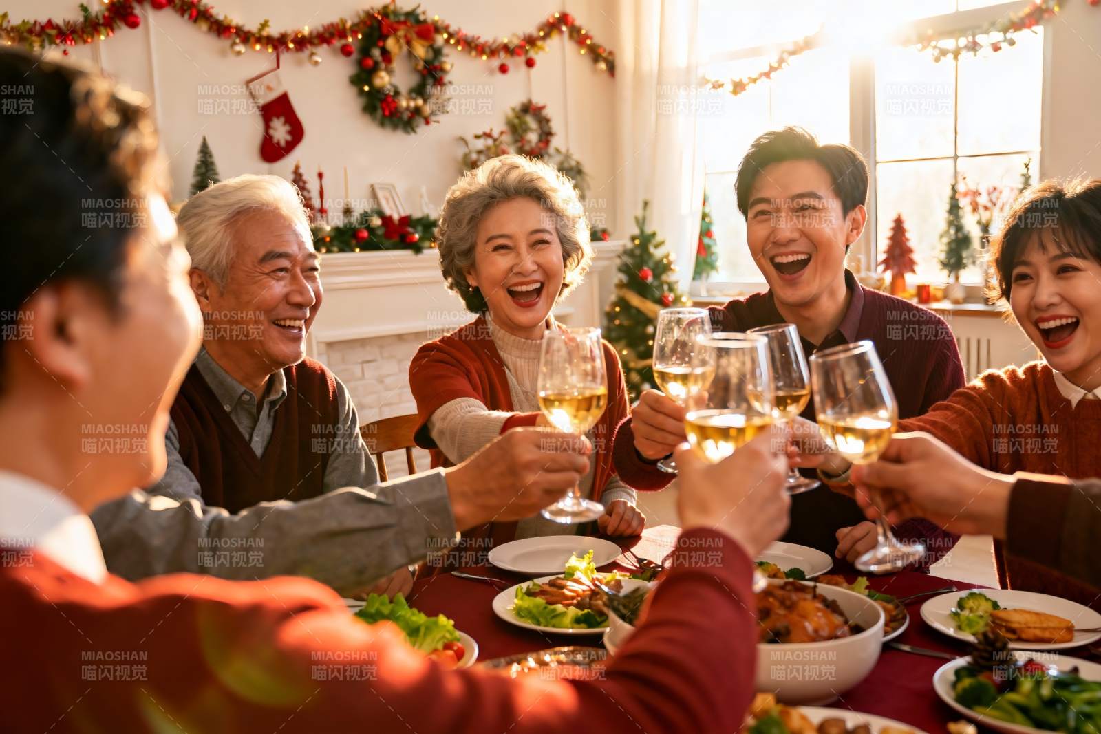 家庭欢聚庆圣诞举杯同庆图片