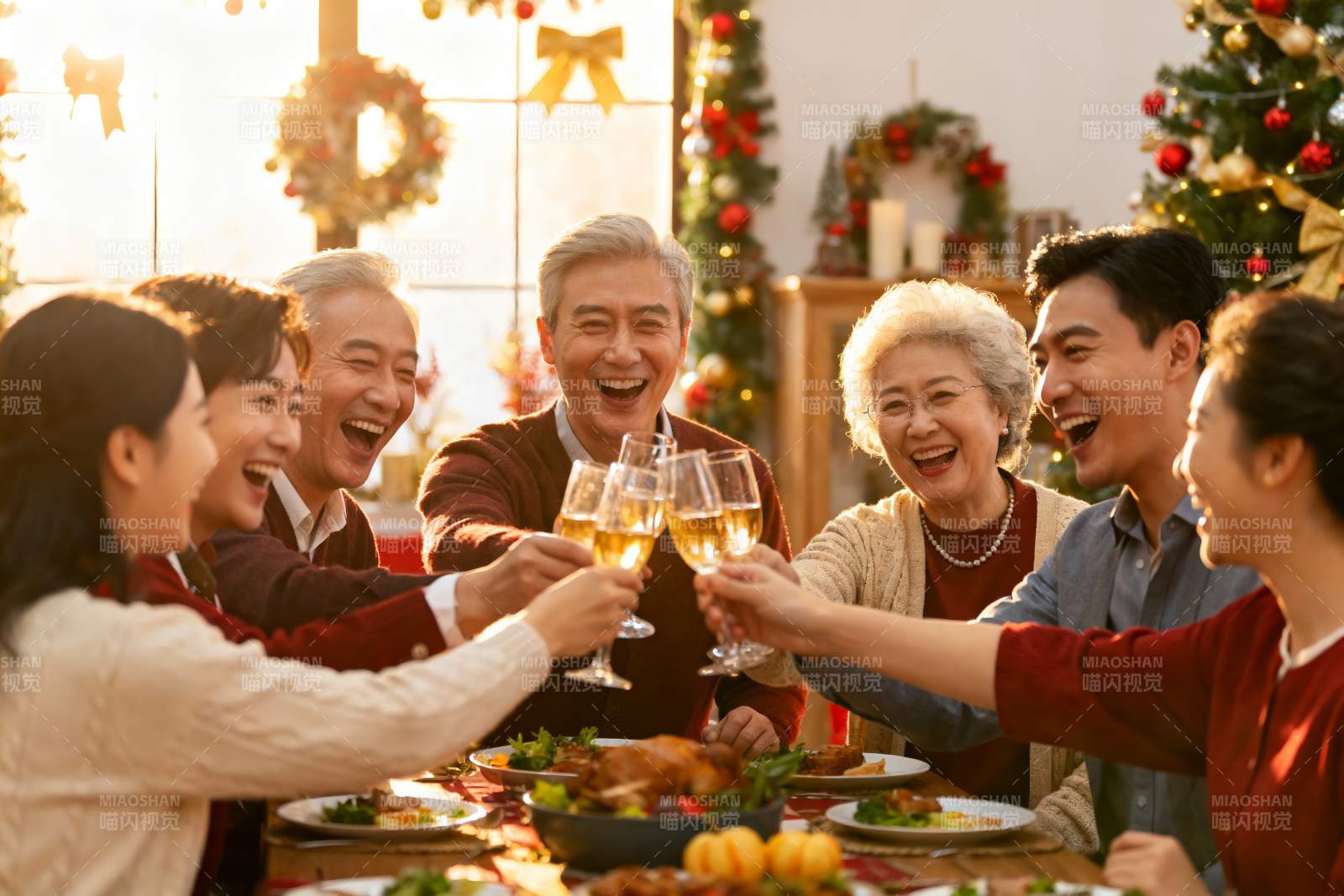 家庭欢聚庆圣诞举杯同庆图片