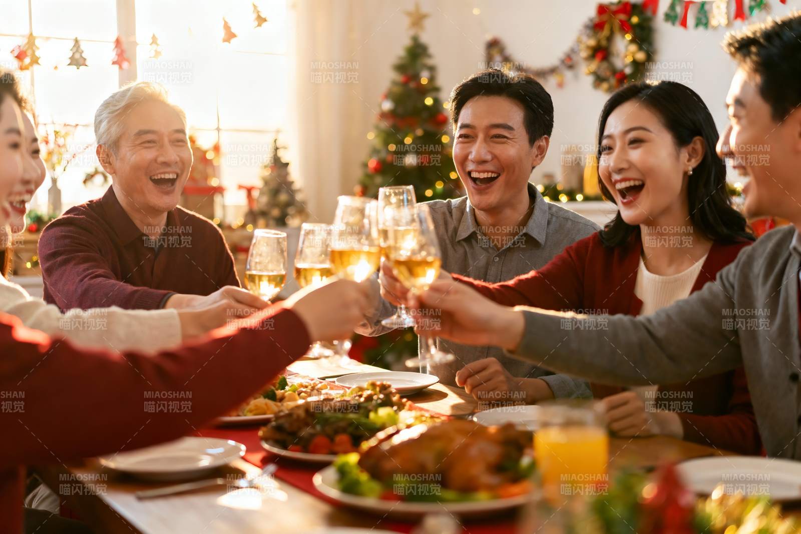 家人欢聚庆节日举杯同庆图片