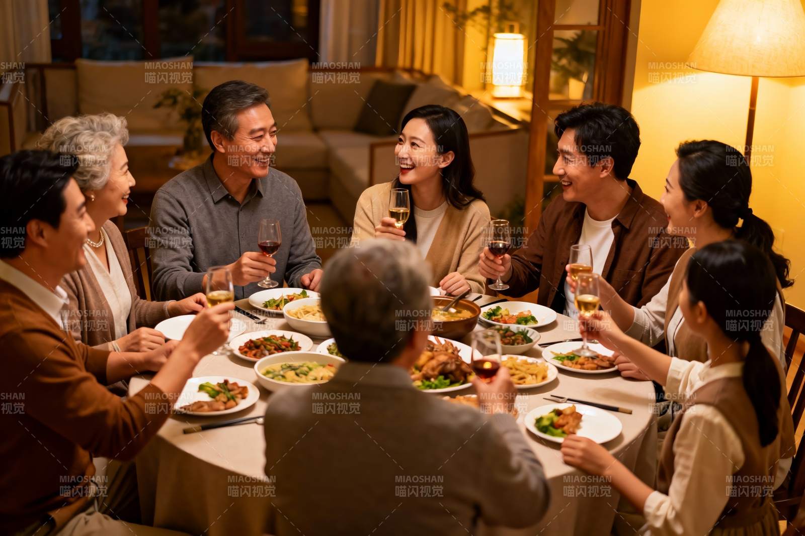 家庭聚餐欢庆时刻图片