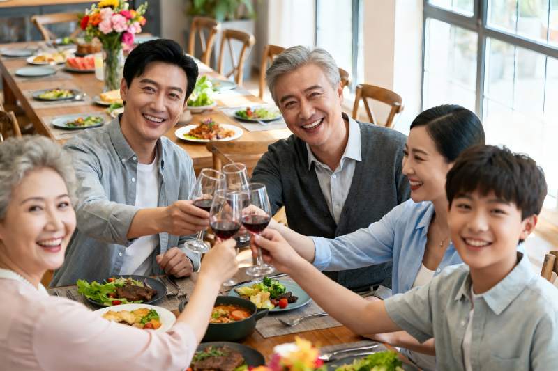 三代同堂家庭聚餐举杯欢庆图片