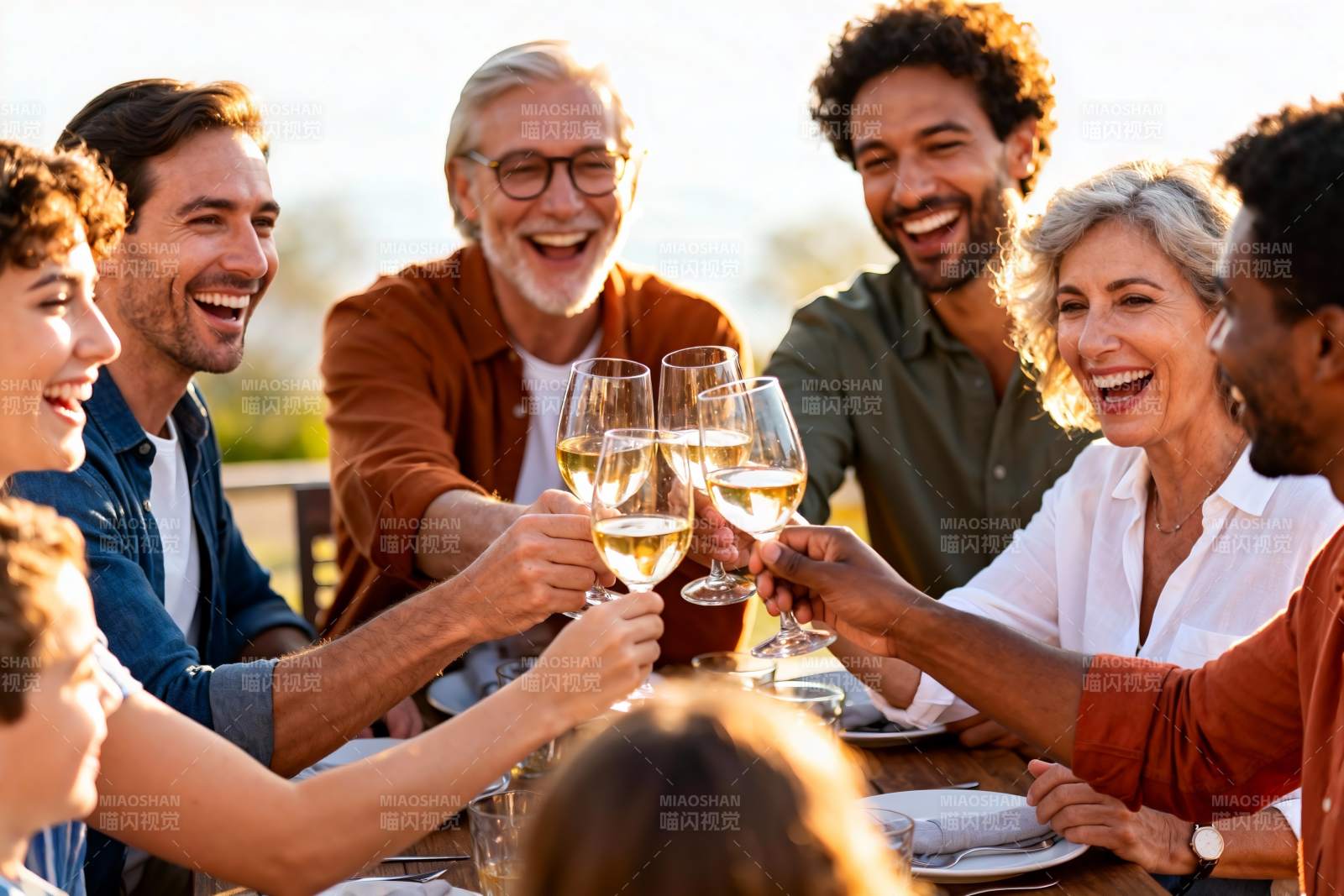 多人户外聚餐举杯欢庆图片