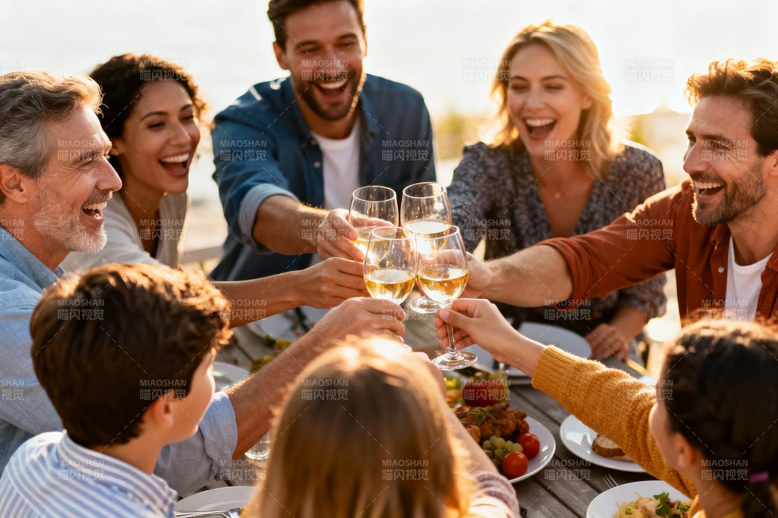朋友聚餐举杯欢庆图片