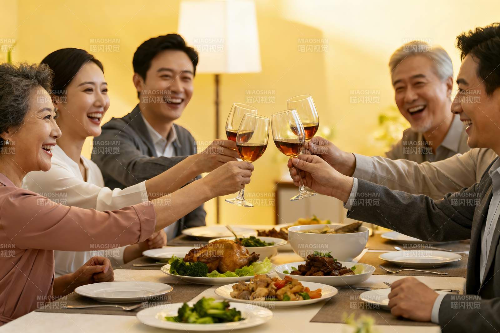 家庭聚餐欢庆时刻图片