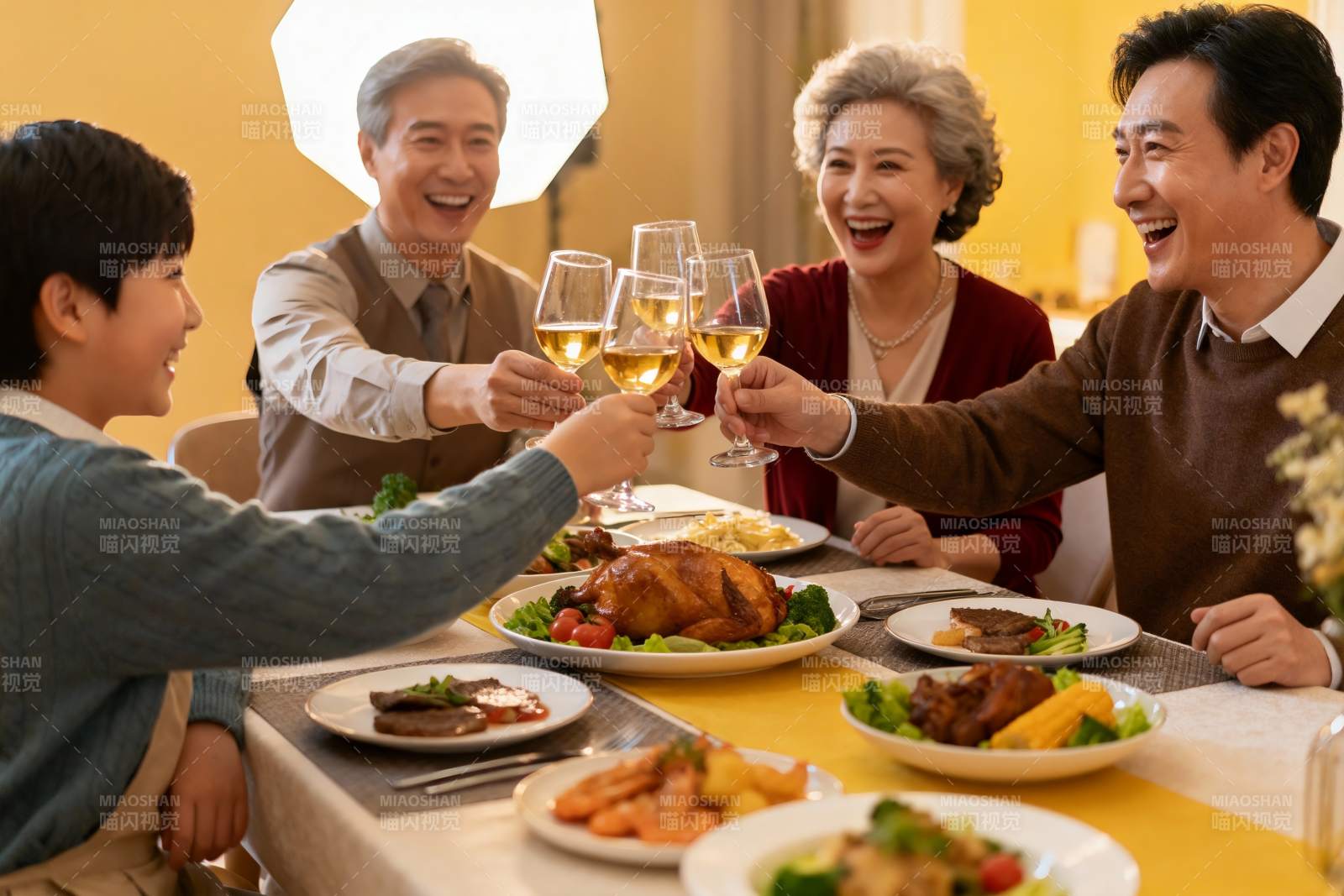 家庭聚餐欢庆时刻图片