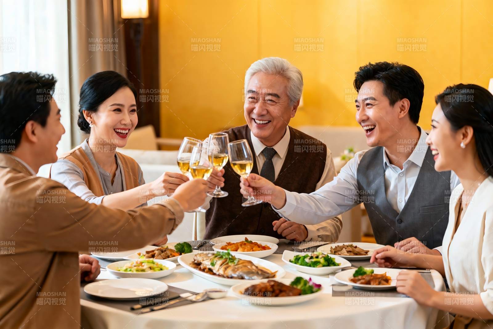 家庭聚餐欢庆时刻图片