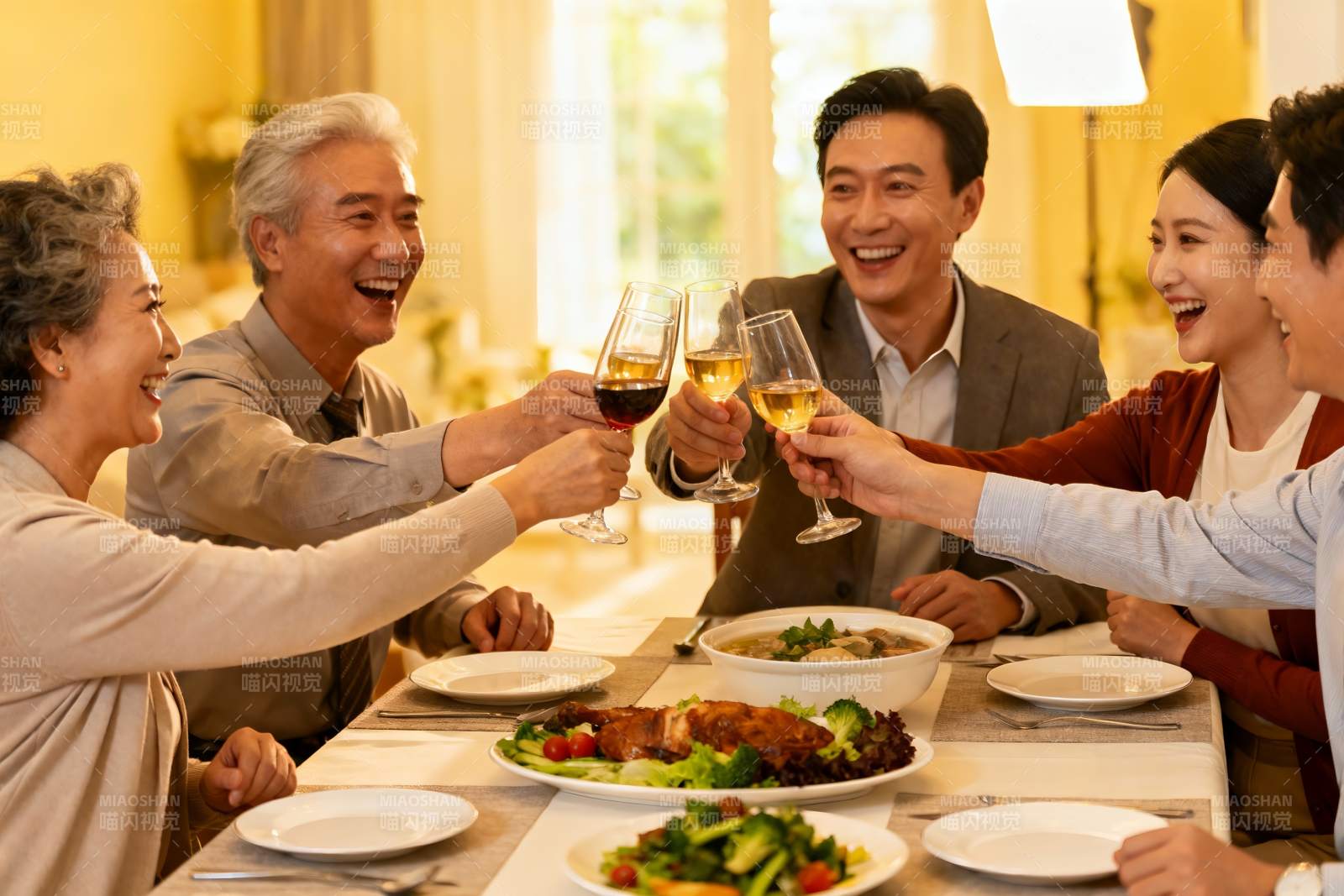 家庭聚餐欢庆时刻图片