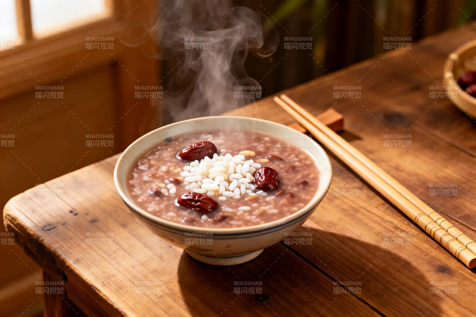 热气腾腾的红枣粥图片