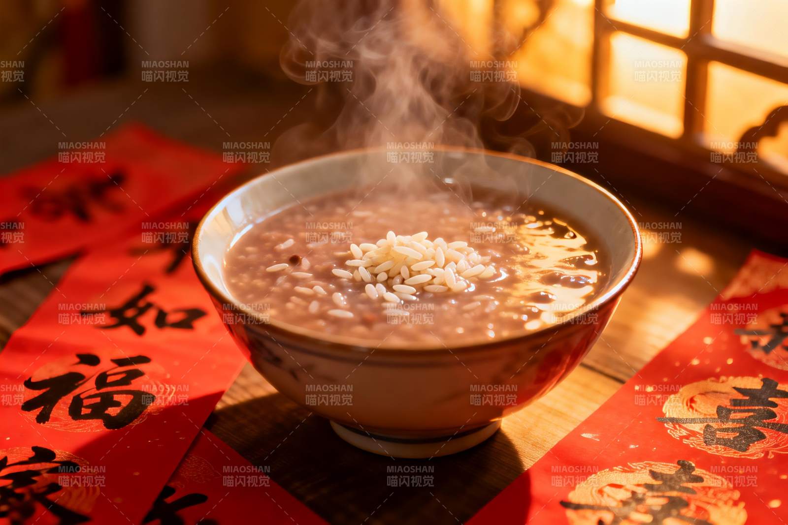 热气腾腾的粥与红色春联图片