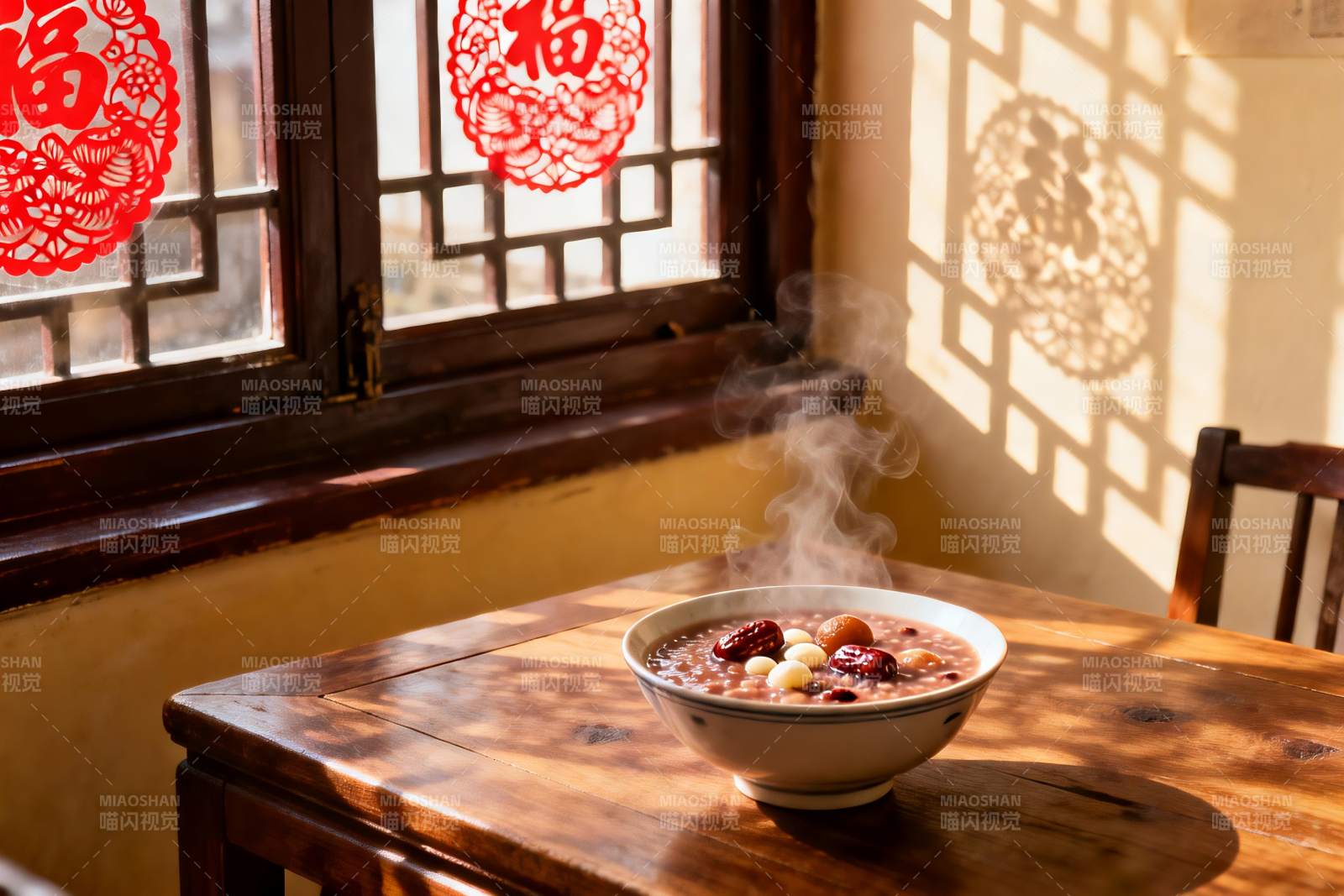 暖阳窗下热气腾腾的粥图片
