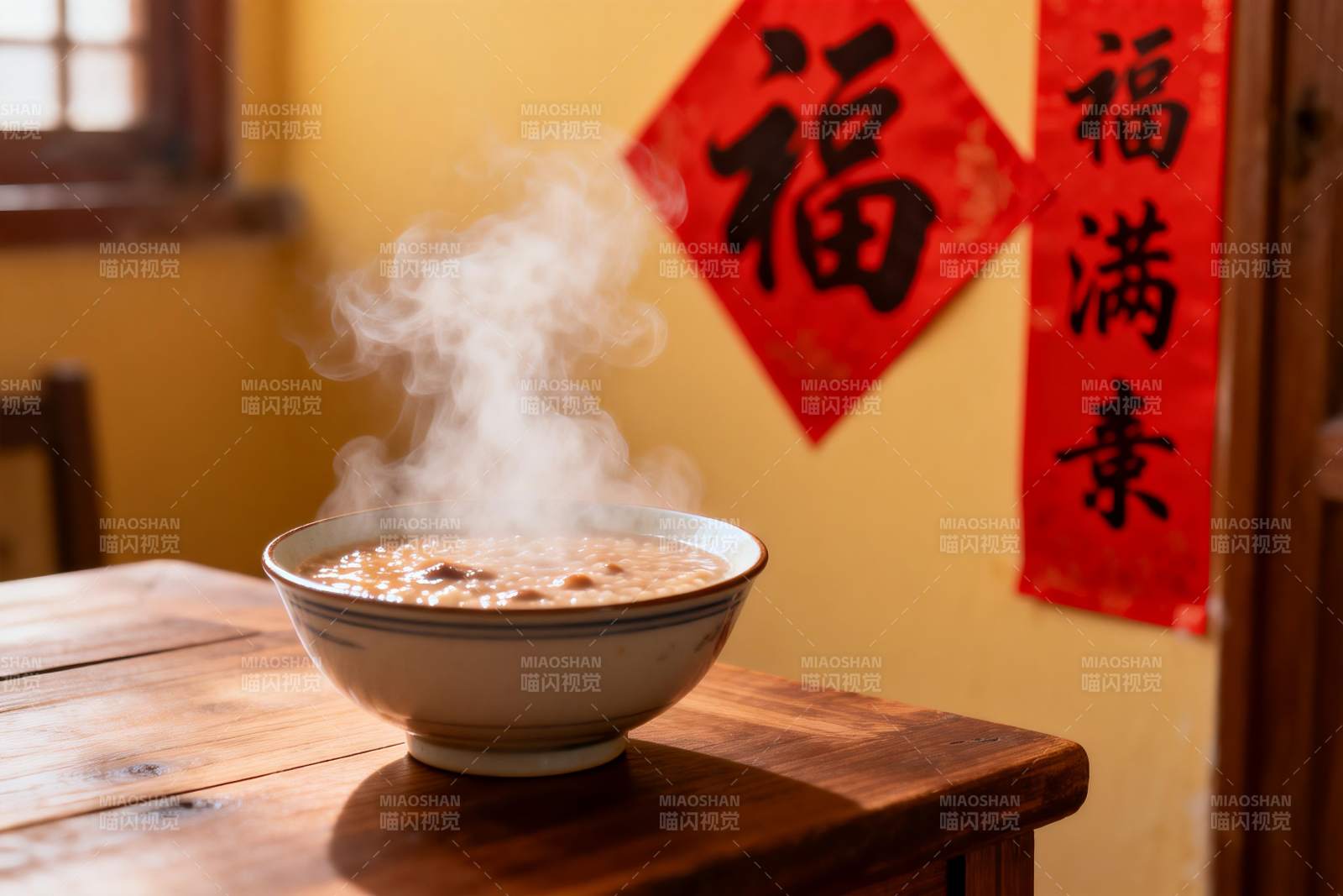 热气腾腾的粥与福字装饰图片